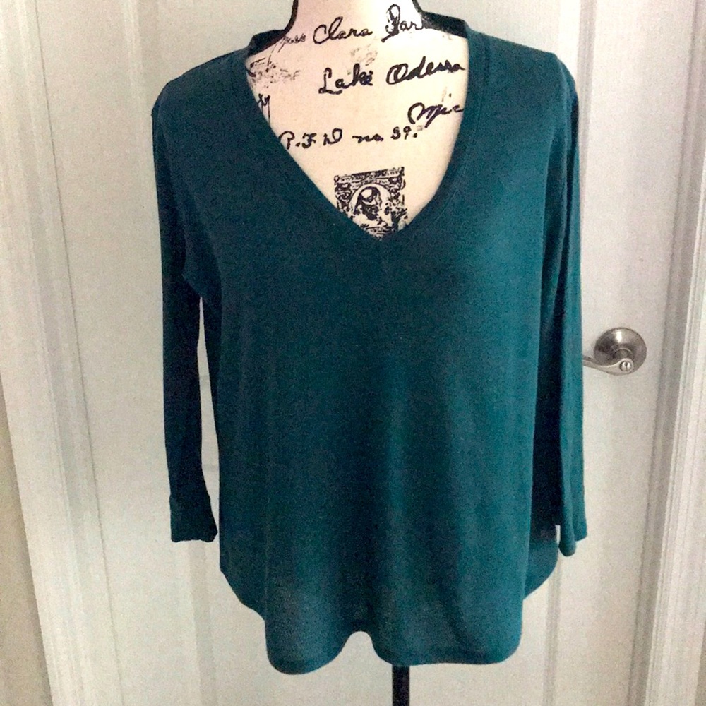 V-neck  top.
